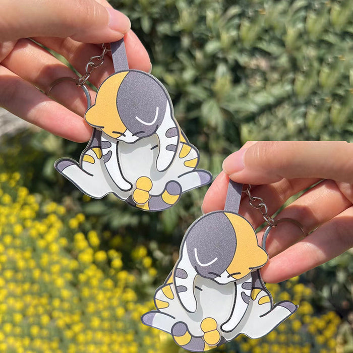 Igranje z jajci in obeskom za ključe z muckom