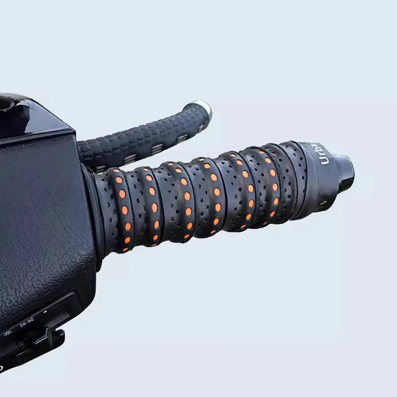 【🔥Kupite 1 dobite 1 gratis🔥】Nedrseč mehak silikonski oprijemalni trak za krmilo motornega kolesa