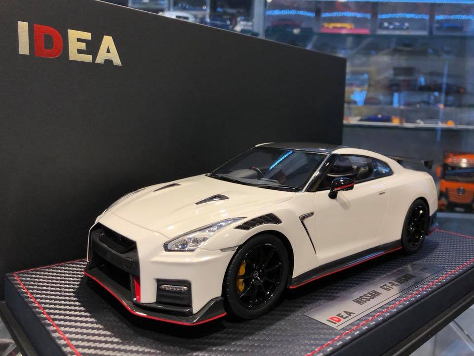 📢📢60% POPUST!!🏎️Dekoracija z lučko v obliki superšportnega avtomobila GTR