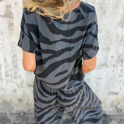 🦓 Dvodelni komplet z zebrastim potiskom za ženske!
