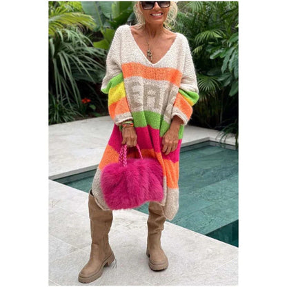 Barvit pulover z V-izrezom