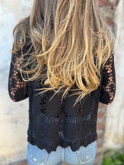 Izrezan top z dolgimi rokavi in vezenim V-izrezom ter gumbi