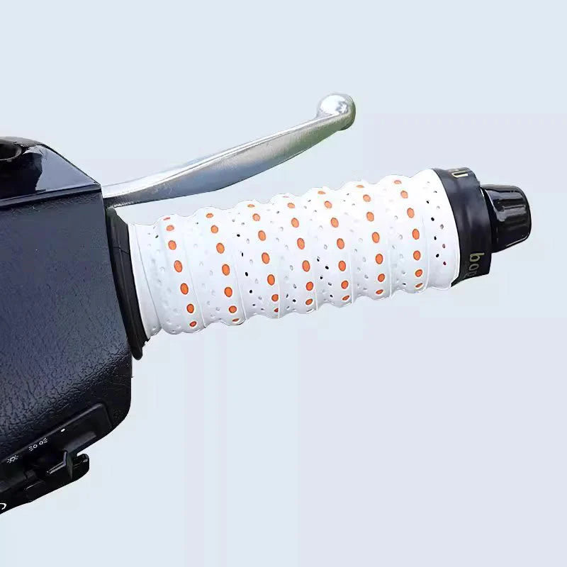 【🔥Kupite 1 dobite 1 gratis🔥】Nedrseč mehak silikonski oprijemalni trak za krmilo motornega kolesa