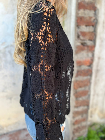 Izrezan top z dolgimi rokavi in vezenim V-izrezom ter gumbi