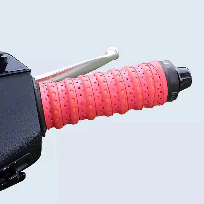 【🔥Kupite 1 dobite 1 gratis🔥】Nedrseč mehak silikonski oprijemalni trak za krmilo motornega kolesa