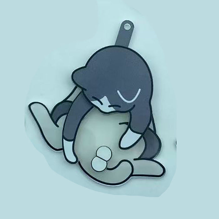 Igranje z jajci in obeskom za ključe z muckom