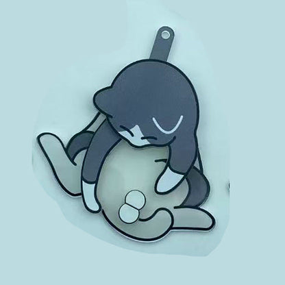 Igranje z jajci in obeskom za ključe z muckom