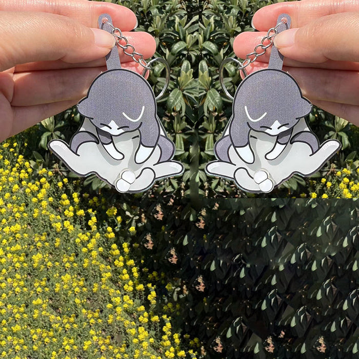 Igranje z jajci in obeskom za ključe z muckom