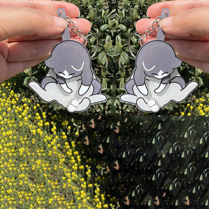 Igranje z jajci in obeskom za ključe z muckom