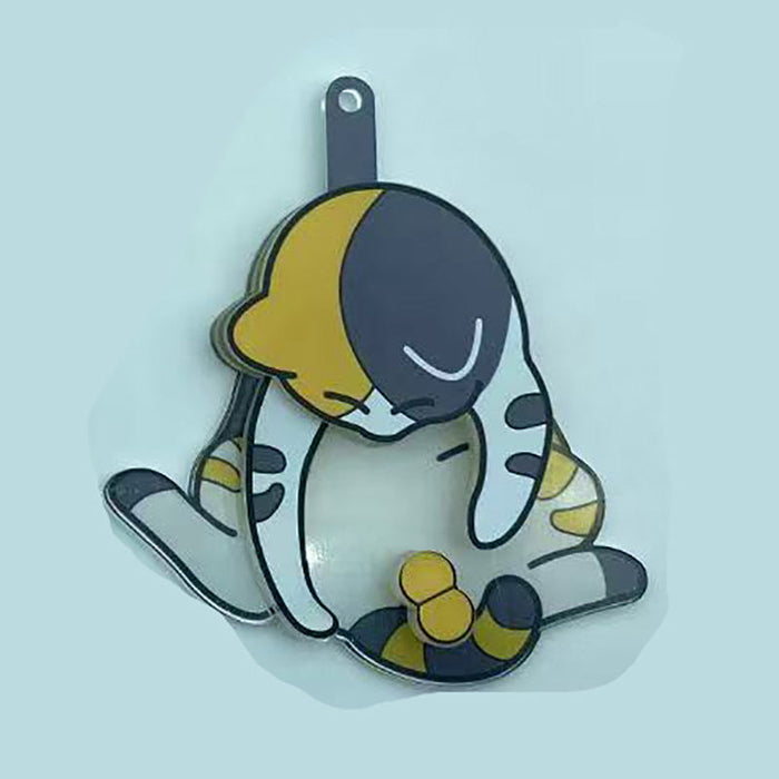 Igranje z jajci in obeskom za ključe z muckom