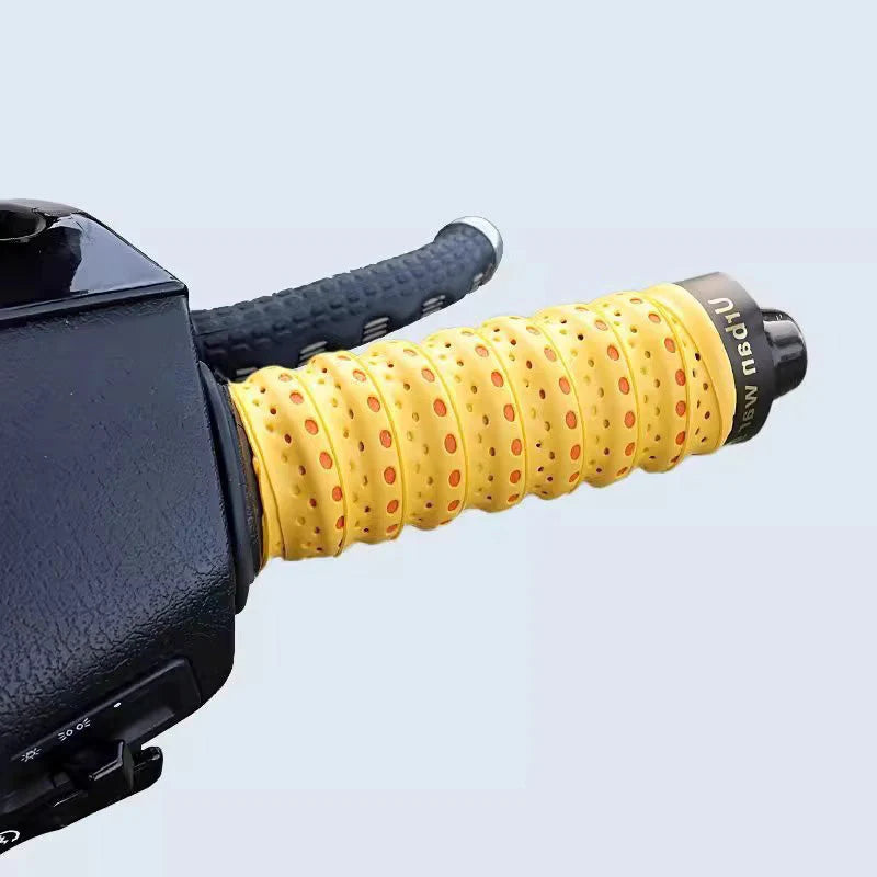 【🔥Kupite 1 dobite 1 gratis🔥】Nedrseč mehak silikonski oprijemalni trak za krmilo motornega kolesa