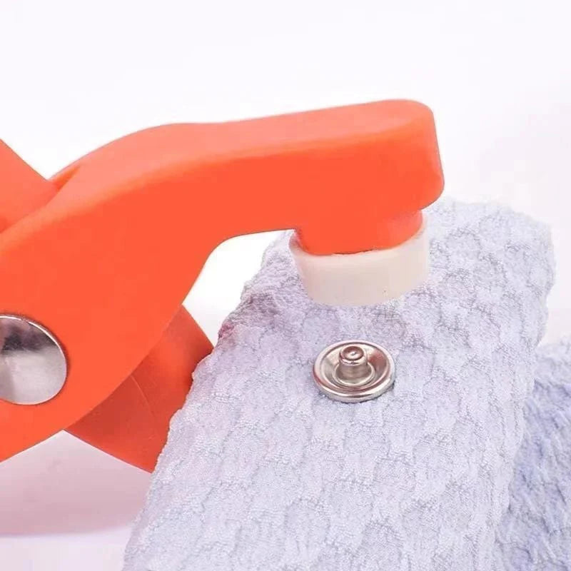 【🎀 Pogosto se uporablja za izdelavo otroških oblačil, slinčkov, kap ali daril】Komplet orodij za kovinske gumbe s kleščami za pritrjevanje