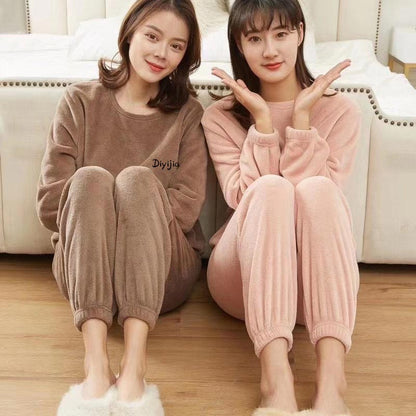 😴 Ohlapen, topel, plišast komplet pižame za ženske v koralni barvi!✨